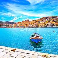 Fából készült kis csónak Porto Santo Stefano tengerpartján. Arge vászonkép, poszter vagy falikép
