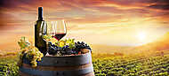Bottle And WineLombok a hordón a szőlőben a naplementében vászonkép, poszter vagy falikép